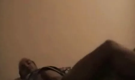 Cô gái tóc vàng uống sec loan luan me con tinh trùng và sặc một chút