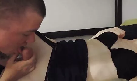 Sophie sexy trong xem phim sec me va con đôi tất màu xanh trên tuyết trắng