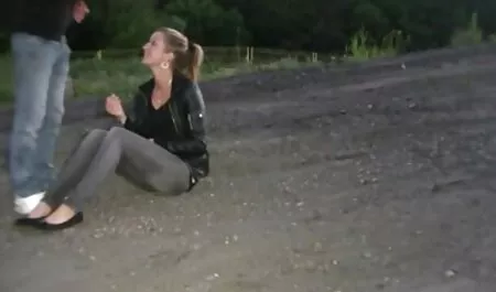 Nữ vận động viên thể hình khoe bắp tay phim sec me con loan luan