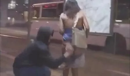 Gái phim sec loan luon me va con trai xinh tắm và vui vẻ