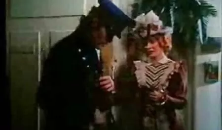 Đôi chân mảnh mai trong đôi tất đen này sẽ nằm mơ vào xem phim sec me con loan luan ban đêm, không thể không hôn họ, chúng hấp dẫn, dụ dỗ, say sưa và kích thích tột độ