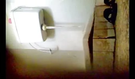 Một cô gái mặc váy cưới đến giường cưới và thấy mình trong phim sec me con loan luan vòng tay của ba người đàn ông