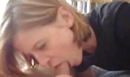 Một người đàn ông kéo một cô gái mặc quần tất trắng lên một dương vật lớn và cứng đầu đè cô ấy vào háng hoặc phim sec loan luan me con dit nhau vào mông, đưa dương vật lên thành những quả bóng trong hậu môn