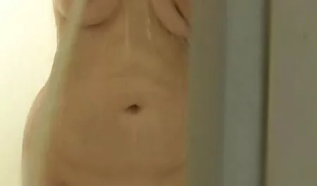 Một cô gái tóc nâu nóng bỏng ngoạn mục không phải là người yêu sec me va con thích sự dịu dàng, cô ấy bị kích thích bởi đánh đòn thô bạo, vòng cổ và dây chuyền