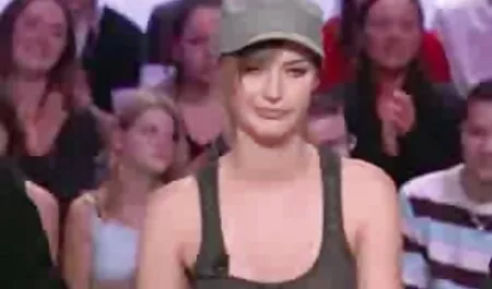 Hai tuyệt đẹp đồng tính nữ phim sec loan luan me va con quái đẹp