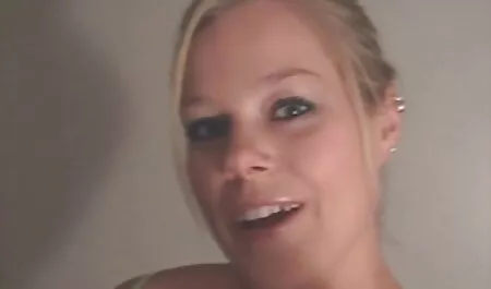 Anh chàng đã hoàn thành trong một cô gái tóc vàng sau khi quan hệ tình sec me va con trai dục với cô ấy tại một khiêu dâm vật đúc