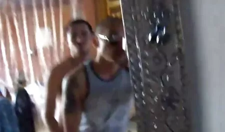 Một cô gái trẻ tóc vàng ở quầy lễ tân, thay vì được kiểm xem phim sec loan luan me va con trai tra, họ bắt đầu quấy rầy