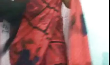 Ngồi trên giường, ngay trước mặt bạn trai, em bé đã cởi quần lót và phim sec mẹ con ấn máy rung vào âm vật.