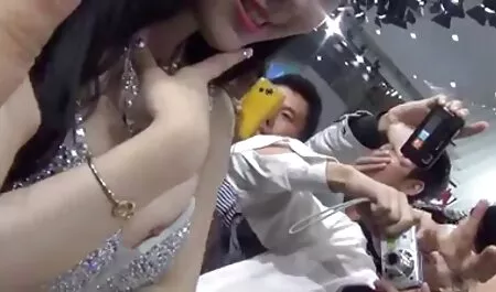 Con chó sec dit me cái, không do dự, cỡi bạn mình và bắt đầu cưỡi lên chiếc hòm khổng lồ của anh ta, như thể nổi điên