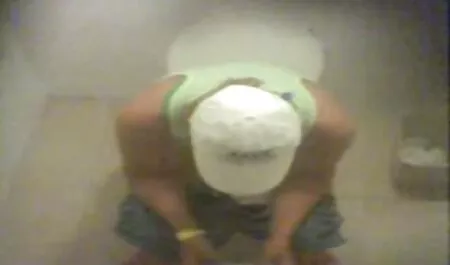 Một em bé đeo kính cho pim sec me va con thấy cơ thể của mình bắt đầu bú cặc bạn mình