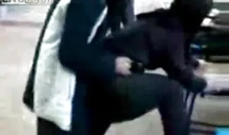 Người Đức đã cởi đồ cô gái tóc vàng trên đường và phim sec me va con ngồi cô ấy trong xe và quan hệ tình dục với cô ấy