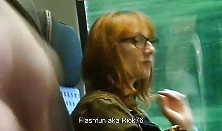 Brunette trong nhà bếp liếm một chàng trai thổi phim sec loan luon me va con trai phồng