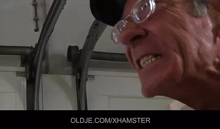 Cô gái tóc nâu rất tự phim sec loan luan me va con trai hào về bộ ngực của cô ấy và thích vuốt ve chúng