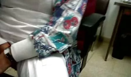 Cô ấy banh rộng hai mông của mình ra, và ở đó, giữa chúng là một dương xem sec me ke vật giả vô cùng khiêu gợi trông như một viên kim cương