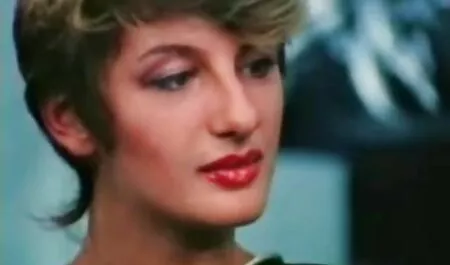 Một phụ nữ trẻ da đen với dáng người rất hấp dẫn: cặp vú to và hông căng tròn, bú cặc to của phim sec dit me một anh chàng da trắng và tự trao thân cho anh ta.