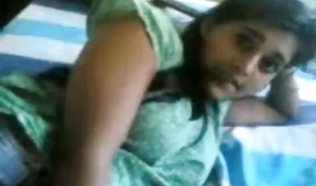 Lonely brunette fucks mình với một ﻿sec me con máy rung