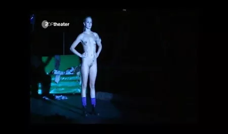 Bộ áo tắm ngay lập tức biến sec me con loan luan mất ở đâu đó, lưỡi anh liếm láp vẻ đẹp ướt át của cô, và con cặc hoạt động mạnh trong âm hộ từ nhiều góc độ khác nhau