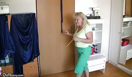 Một phim sec me dit con trai trẻ mulatto ngồi trên một cây tre dày với cô ấy L.