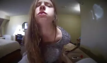 Phi để cho con chó cái thưởng thức mùi vị của dương vật, rồi dạng chân phim sec me gia của mình ra và cắm một cái cọc vào đũng quần, từ đó cô gái tóc vàng hét lên như một con lợn