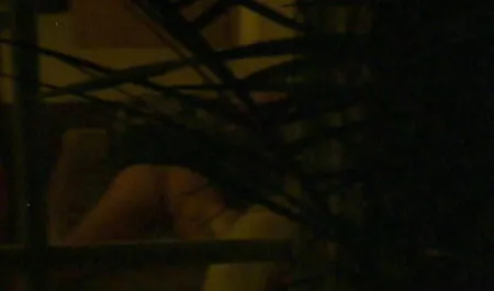 Anh chàng do thám cô hàng xóm fim sec me con không thể cưỡng lại được và bắt đầu giật mạnh con cặc của mình. Đứa bé, để ý thấy anh ta, lôi anh ta vào phòng và cởi quần áo của anh ta, buộc phải đụ cô trong hậu môn chưa phát triển