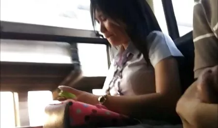 Một cô gái tóc vàng hoe, trẻ sec me va con trung tại quầy lễ tân ở bác sĩ phụ khoa