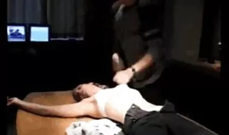 Một người phụ nữ lớn tuổi trong bộ đồ lót gợi cảm bú một dương vật nhỏ cho ông nội của mình, và sau đó thay thế con mandingo đầy lông của mình dưới lưỡi của ông, và sau khi la hét, họ say phim sec loan luan me mê với cuộc làm tình gợi cảm