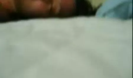 Linda trưởng thành đứng dựa vào tường và thô bạo sờ soạng âm hộ của mình với âm vật lớn qua quần đùi, sau phim sec loan luan me vo đó chúng ướt đẫm ... Sau đó, để thỏa mãn hơn, cô ấy dang rộng hai chân của mình và ngồi trên máy tình dục!