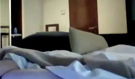 Cô đặt người khách lên phimsec me ke nệm, đổ dầu lên cơ thể trần truồng của anh ta và bắt đầu sờ soạng với cặp vú và cặp mông đáng yêu của mình, cọ xát toàn thân vào người khách