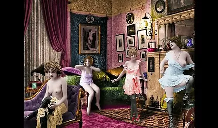 Con chó cái vuốt ve dương vật của bạn tình, nuốt nó xuống cổ họng và dùng tay vuốt ve cho đến khi xuất hết sec me con loan luan tinh trùng