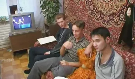 Một trẻ chó cái hút phim sec me gia một tinh ranh trong những công viên và thay thế cô ấy đít