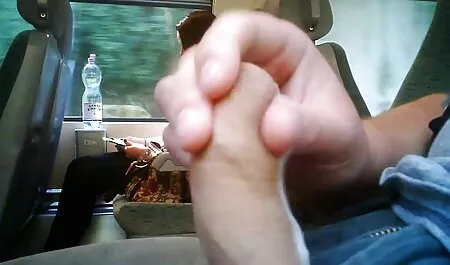 Một con chó cái với núm vú xấu xí vuốt ve mình trên một mạng sec loan luan me con quan sát, mạng theo dõi