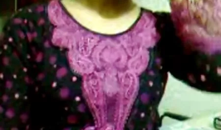 Một ngày trong cuộc sống của một cặp đồng phim sec loan luan me con dit nhau tính nam, mời một người quay phim về nhà và chiếu chương trình giải trí hàng ngày của họ