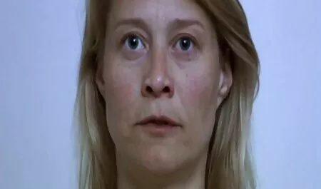 Tôi đặt nó vào tủ lạnh và sec loan luan me va con đá cô gái tóc vàng từ phía sau