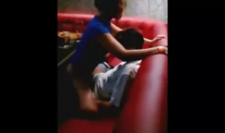 Các chàng trói các bà và quất phim sec luan luan me con cô ấy với một cây roi trong âm hộ