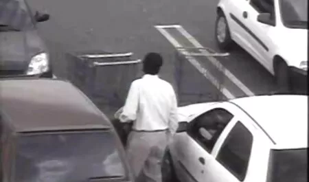 Rám nắng phụ nữ vuốt ve cô ấy xem sec me con L. với cô ấy ngón tay trong những vòi hoa sen