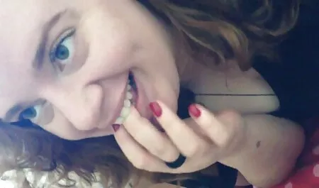 Người đấm bóp phim sec meke đàn ông thưởng cho khách hàng với chọc và cọ xát âm hộ của cô ấy chống lại cô ấy