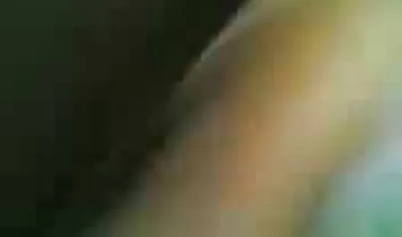 Con gà leo lên giường của cô ấy, cởi quần lót của cô ấy và bắt đầu phim sec mẹ con xoa bóp đáy quần màu nâu của cô ấy bằng những ngón tay dịu dàng