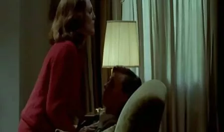 Anh chàng chơi với một con chó cái ngon ngọt, anh ta sẽ không bận tâm nếu đôi môi của cô gái tóc vàng này phin sec me con vuốt ve dương vật của mình, và sau đó đầu của dương vật sẽ vào âm hộ của cô ấy đầy chất bôi trơn