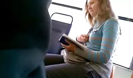 Một phụ nữ trưởng thành với những vắt sữa lớn đã tự hiến mình trong vòng tay của một con xem phim sec loan luan me va con ngựa giống