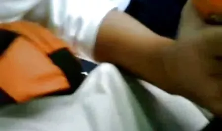 Hoạt náo viên Nga thọc phim sec me du con tay vào hậu môn đến tận khuỷu tay