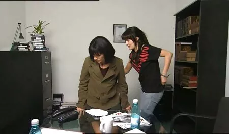 Bé thích khỏa thân sec loan luan me ke đi dạo trên đường phố Berlin