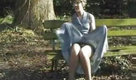 Trẻ tóc pim sec me vo vàng vuốt ve cô ấy L.