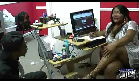 Cô gái tóc nâu ấn thuốc mỡ vào đít phim sec me du con và bú dương vật một cách đáng tin cậy