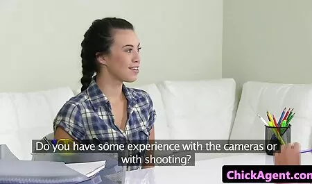 Hai chàng trai và pim sec me vo một sexy brunette