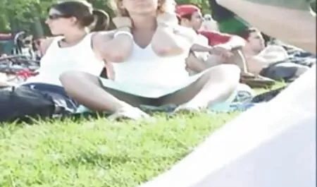 Người Ấn Độ chơi với em bé, dụ dỗ em bằng trái cây và phim sec me nụ hôn ngọt ngào