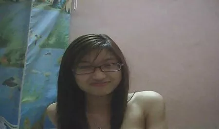 Hậu môn vui vẻ vì một sec dit me sexy brunette