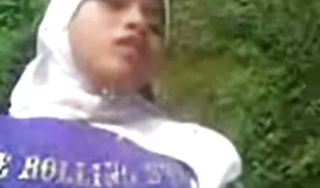 Trên bờ biển của một hòn đảo nhiệt đới, một người đẹp có làn da ngăm đen mảnh mai đã cho bạn gái của mình một màn mát-xa gợi tình tuyệt vời phim sec loạn luân mẹ con và khiến cô ấy ngất ngây