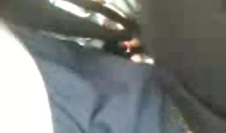 Một trưởng thành chó cái sec me va con ngồi một L. trên một chai