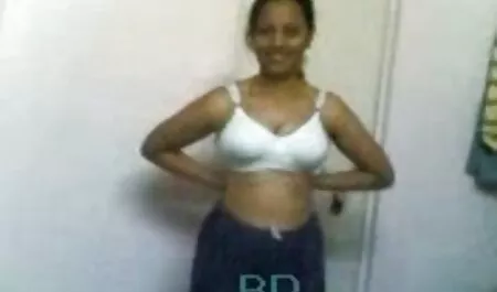 Anh chàng mở vali ra, có một vẻ đẹp như phim sec me dit con trai vậy mà tôi muốn đụ cô ấy