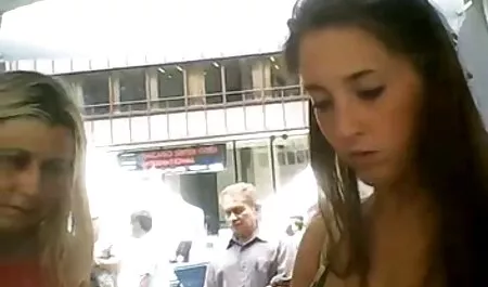 Anh chàng đi trên đường đến cửa hàng tình dục của bạn mình và mua đồ chơi mới của cô sec me con loan luan ấy. Cô gái nhiệt tình vồ lấy dương vật giả, quyết định thử từng chiếc